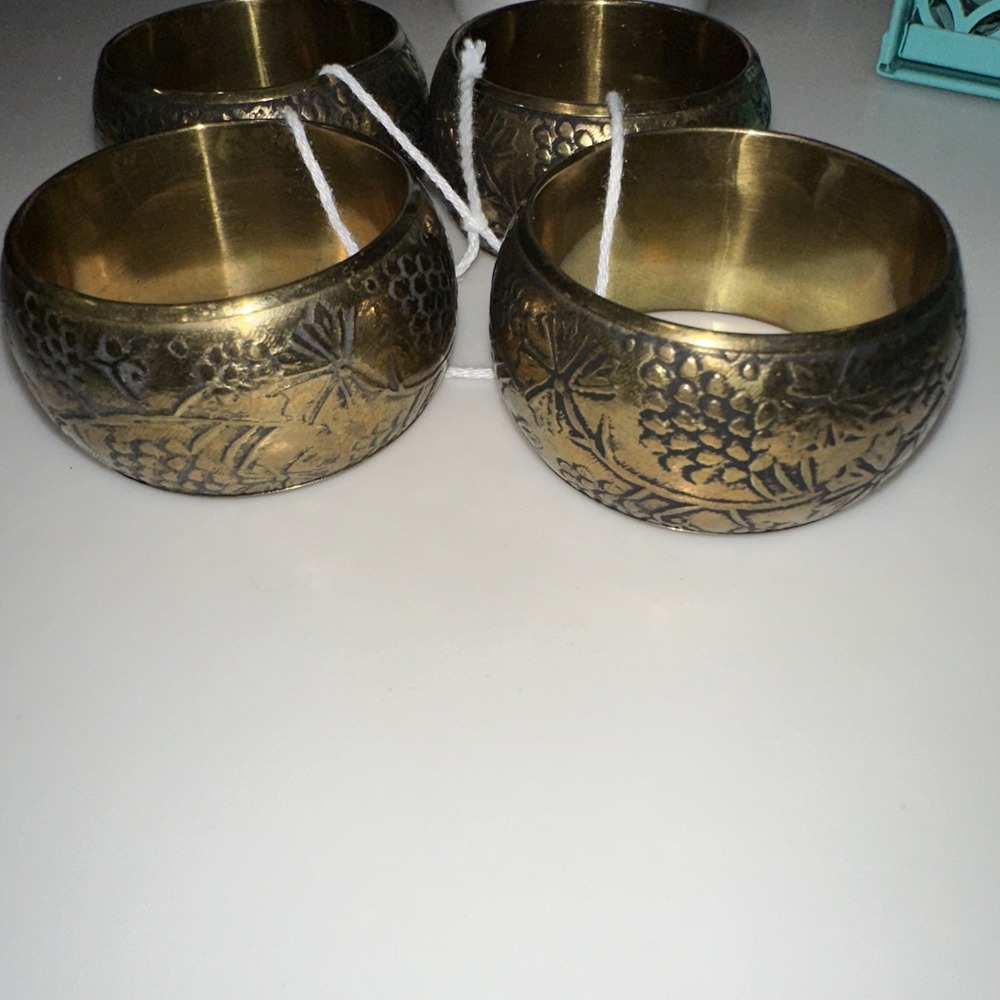 SET OF‎ 4 Vintage/look Brass Embossed Napkin Rings pretty Floral India